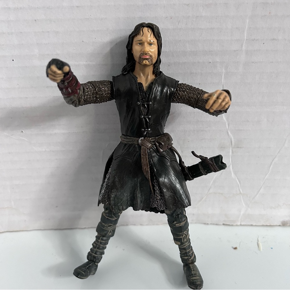 2002 Lord of the Rings The Two Towers Helms Deep Aragorn 6-1/2” Action Figure